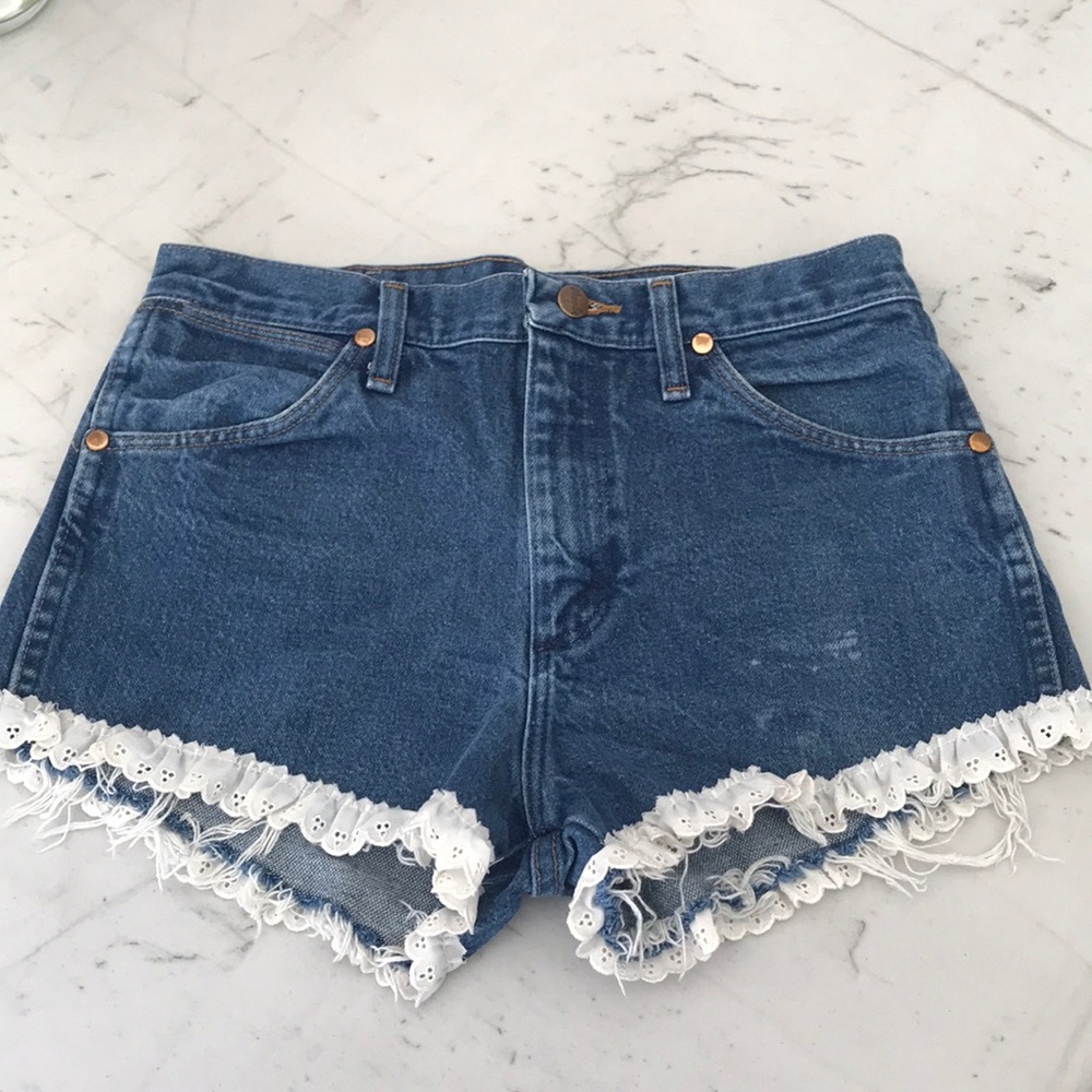 Wrangler Shorts w/ white detail @ bottom